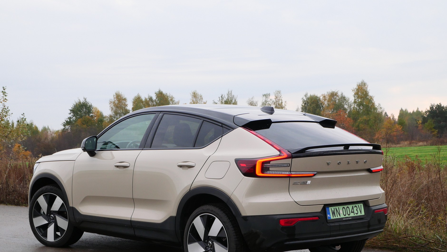 Volvo EC40: malutki znaczek po lewej stroni tylnej klapy to jedyne ostrzeżenie, że mamy do czynienia z potworem.