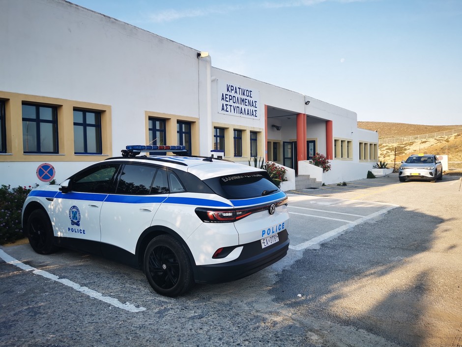 Terminal lotniska w Astypalei. Od około roku tutejsza policja jeździ elektrycznymi Volkswagenami