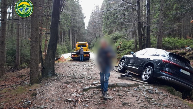 Niemiecki kierowca wjechał tam, gdzie nie powinien. I utknął