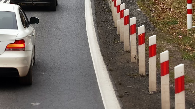 Słupki pikietażowe przy drodze