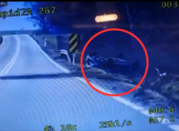 Jej auto dachowało tuż przed radiowozem. W środku były dzieci i pies [WIDEO]