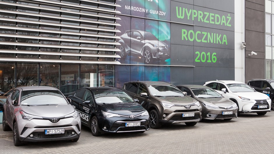 Wyprzedaże rocznika: czy to się opłaca?