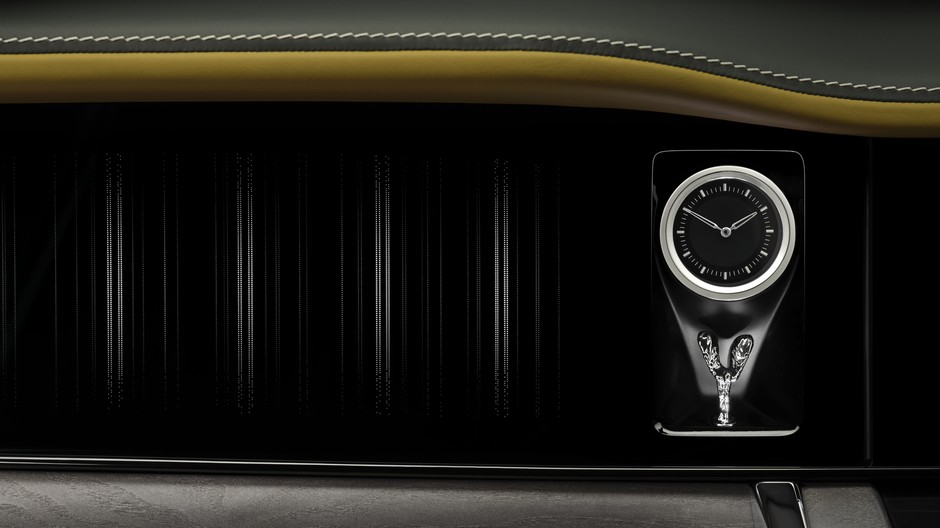 Figurka Spirit of Ecstasy pod analogowym zegarkiem w kabinie Cullinana