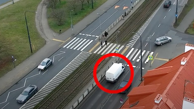 Zachowanie kierowców przed przejściami dla pieszych dokumentują policyjne drony