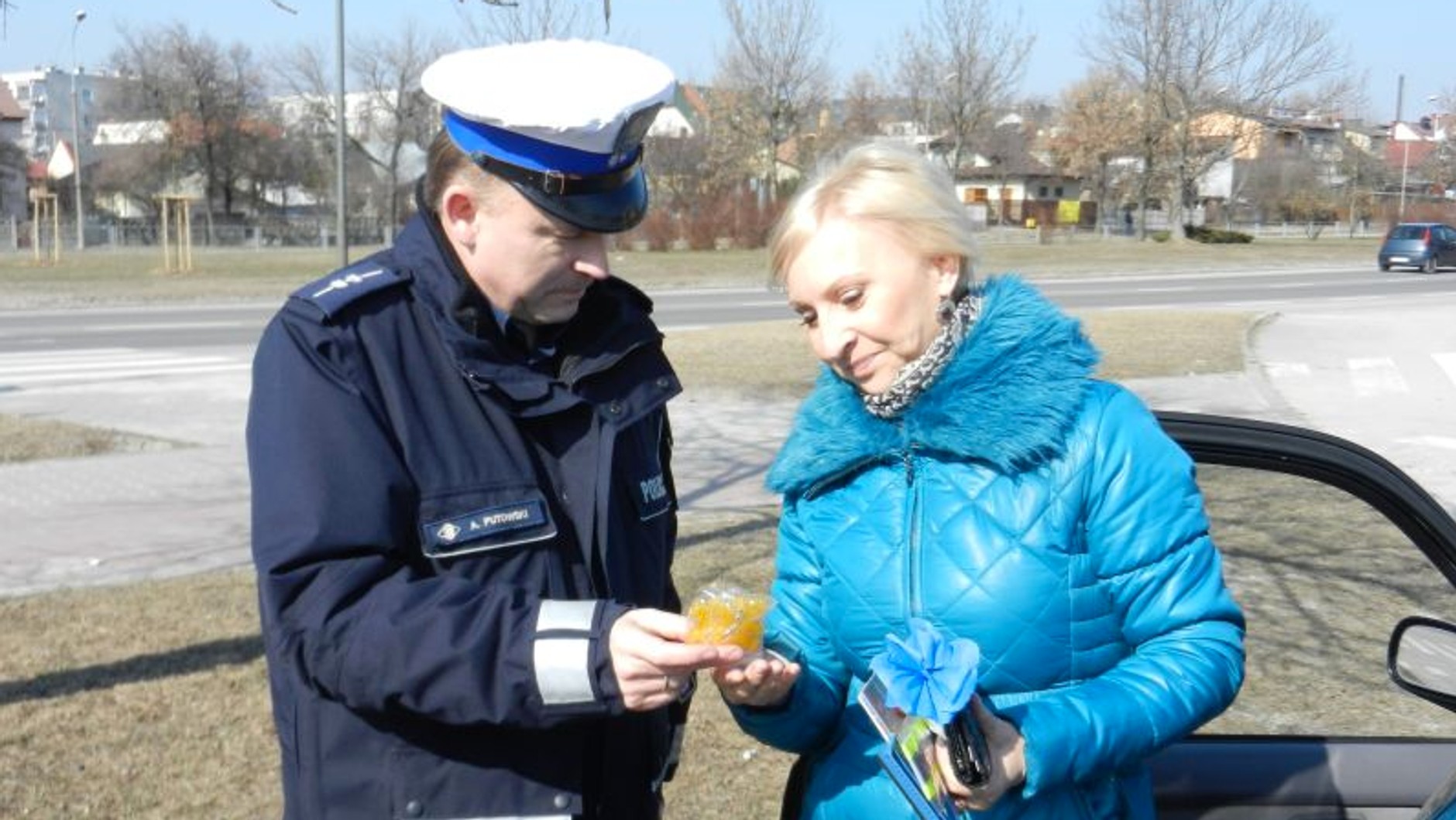 Policja rozdawała kwiatki
