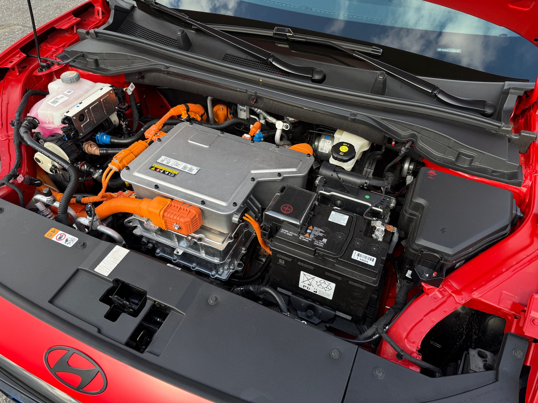 Hyundai Ioniq 3 ma silnik umieszczony z przodu. Moc 135 albo 147 KM w zależności od wersji