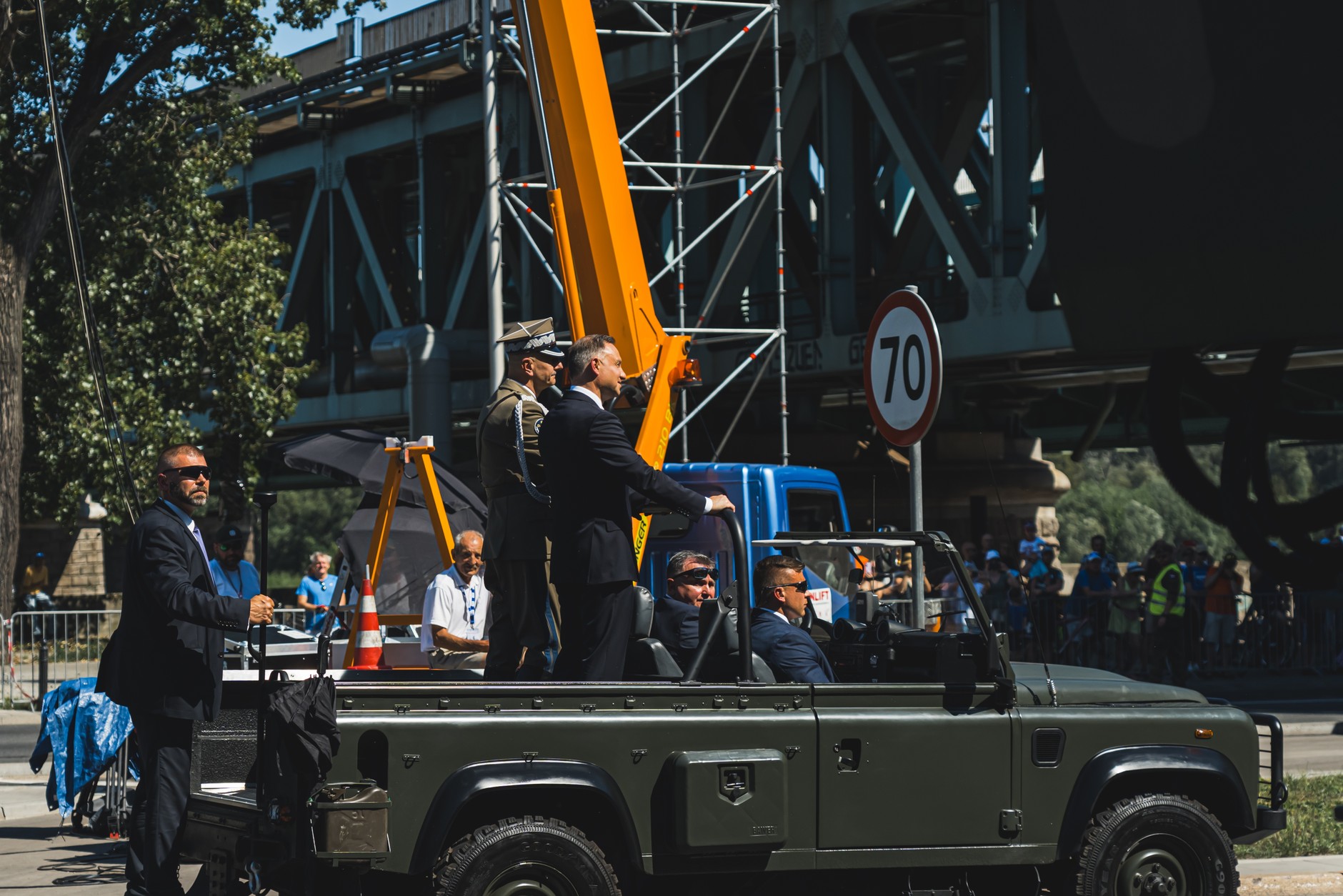 W Wojsku Polskim Defendery też są używane, ale w śladowych ilościach. Najbardziej rozpoznawalny egzemplarz to ten wykorzystywany podczas pard wojskowych. 