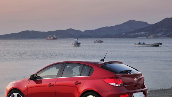 Chevrolet Cruze hatchback wjeżdża do salonów