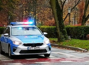 Policjanci pomogli kierowcy przepchnąć auto. Grozi mu teraz 5 lat więzienia