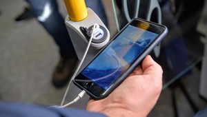 Ładowarki USB w komunikacji mogą być groźne. Czym jest juice jacking?