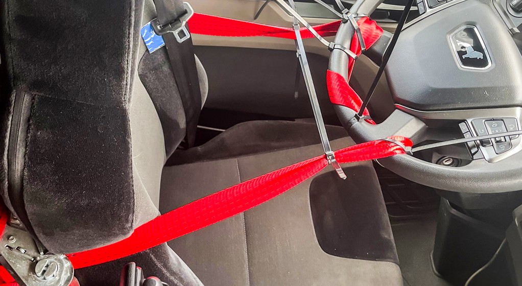 Niemiecka policja zakazała dalszej jazdy. Tak kierowca ciągnika holował drugi ciągnik