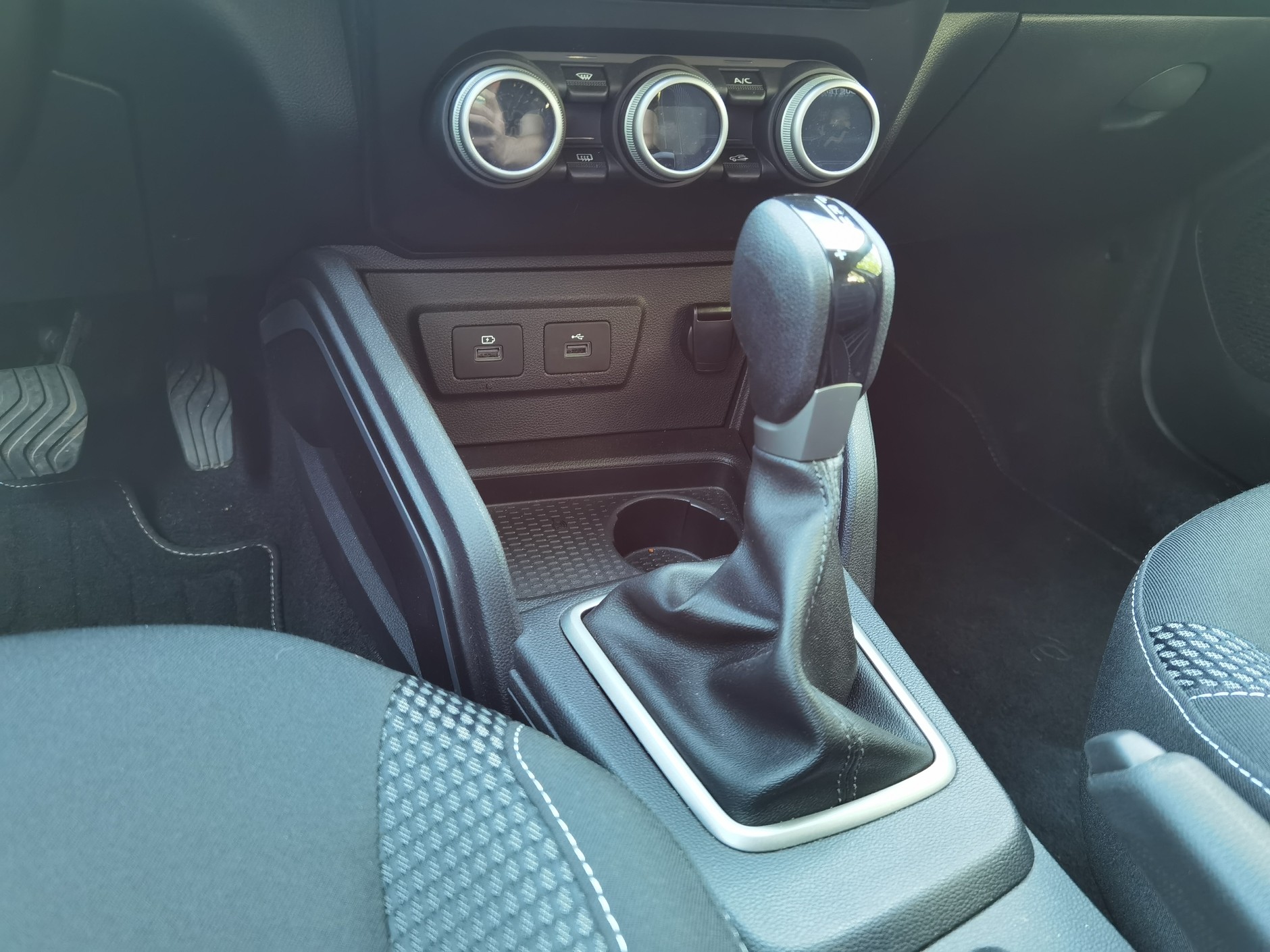 Dacia Duster Journey 150 TCE EDC - ta dźwignia eliminuje jedną z najbardziej irytujących cech tych samochodów