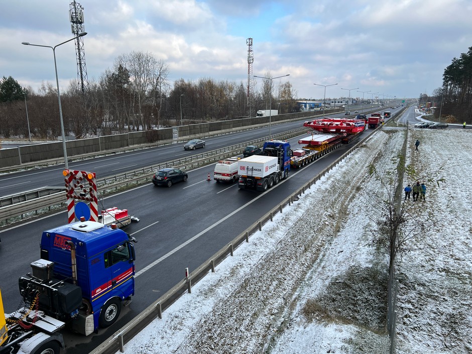 Transport gigantycznej maszyny czeka przed wjazdem do Warszawy na drodze ekspresowej S8 w pobliżu węzła Janki