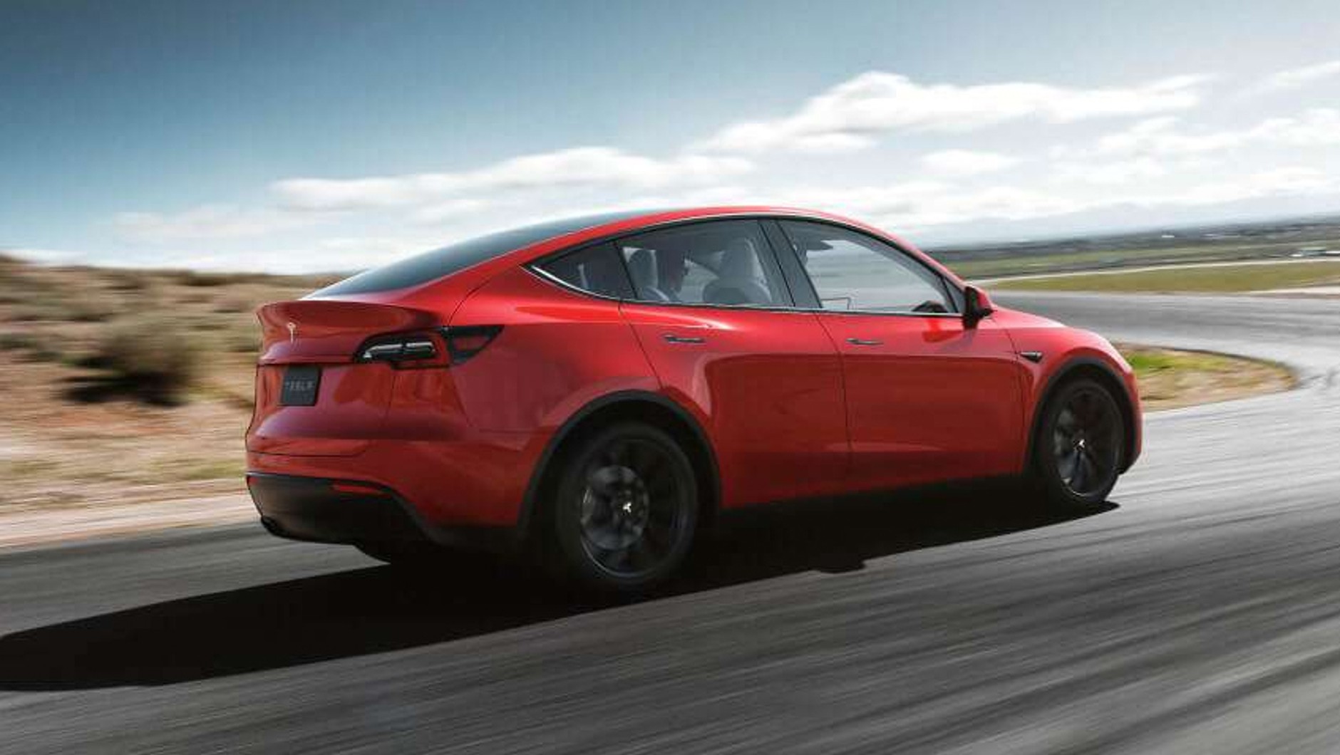 Tesli można wiele zarzucić, ale trzeba przyznać, że auta tej marki efektywnie wykorzystują energię. Tesla Model Y przy 130 km na godz. potrzebuje jej niewiele więcej niż malutkie auta miejskie, takie jak Fiat 500 czy Hyundai Inster. W wersji  Long Range to auto rzeczywiście nadaje się na długie trasy.