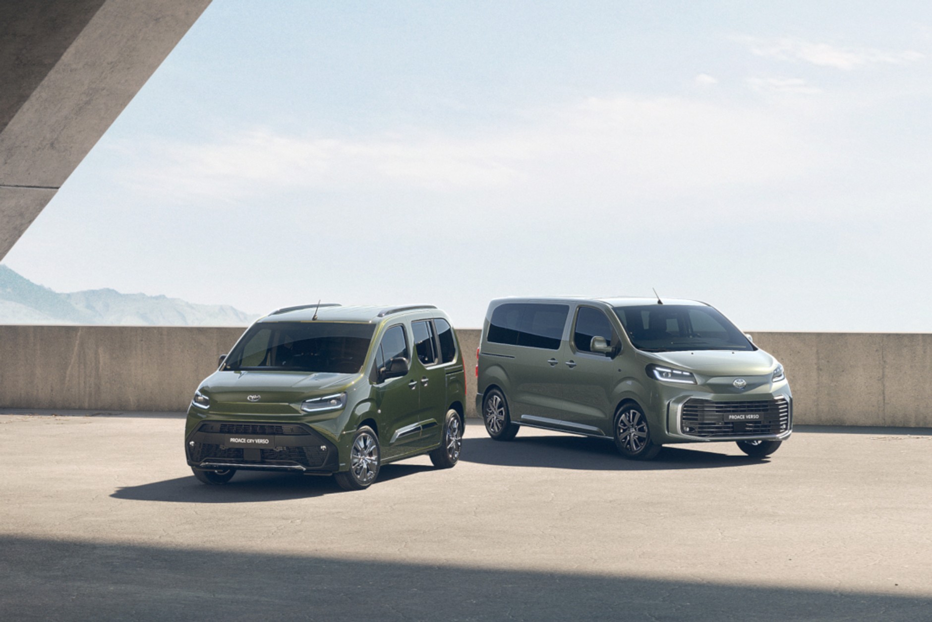 Toyoty Proace City (po lewej) i Proace (po prawej)