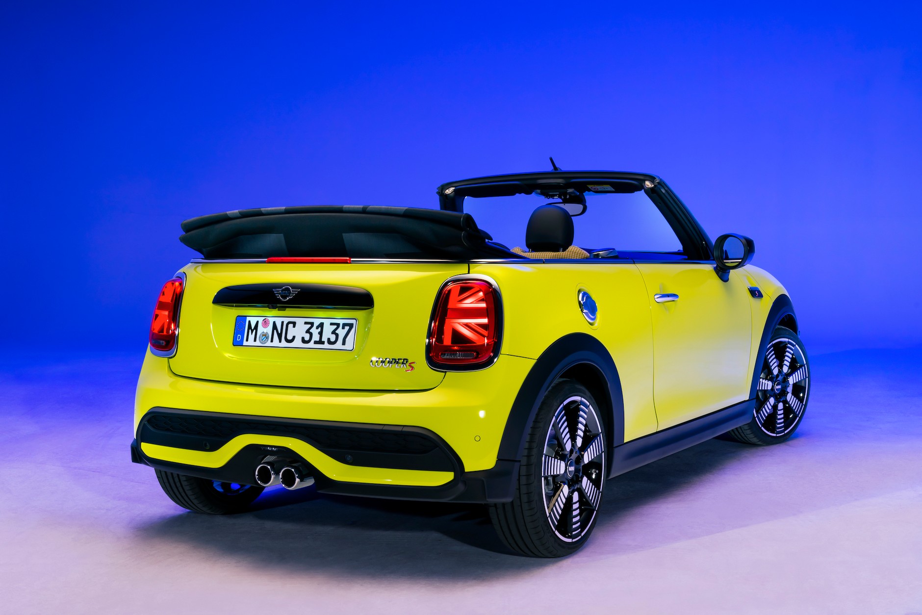 MINI daje spore możliwości personalizacji, ale ma też relatywnie ubogie wyposażenie seryjne. Na opcje łatwo wydać 25 000 zł i więcej.