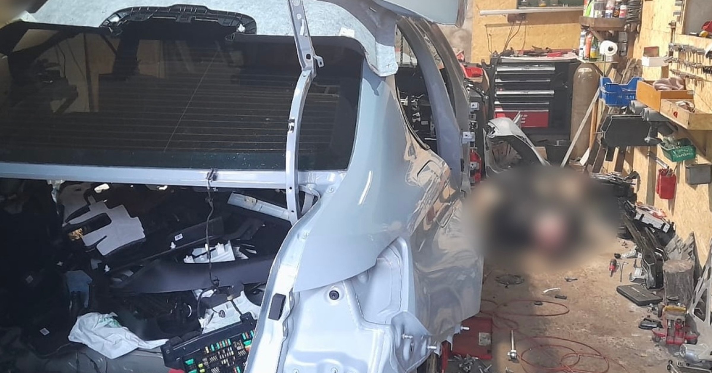 Policjanci weszli do "dziupli". Złodzieje wpadli na demontażu BMW wartego pół miliona