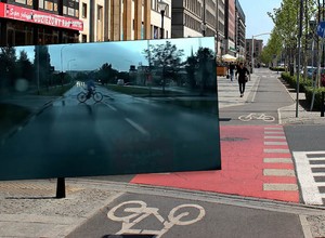 Kierowca dał szkołę rowerzyście na przejeździe. Ten nie znał przepisów jak... większość. Są niejasne