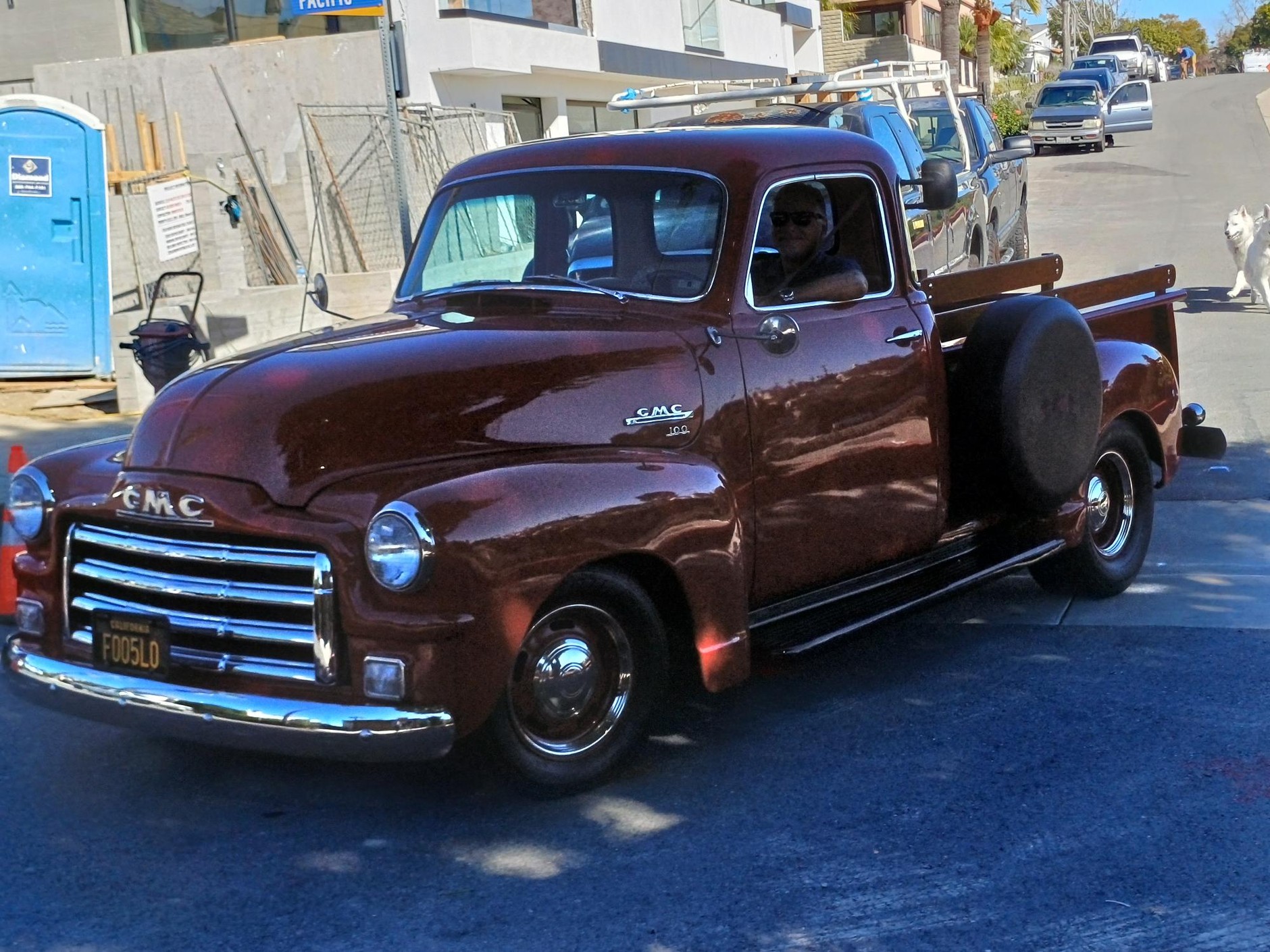 Tesla Cybertruck i inne auta w Kalifornii