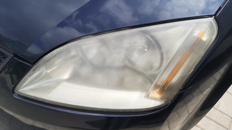 Matowy reflektor – rzecz typowa dla kilkunastoletnich samochodów