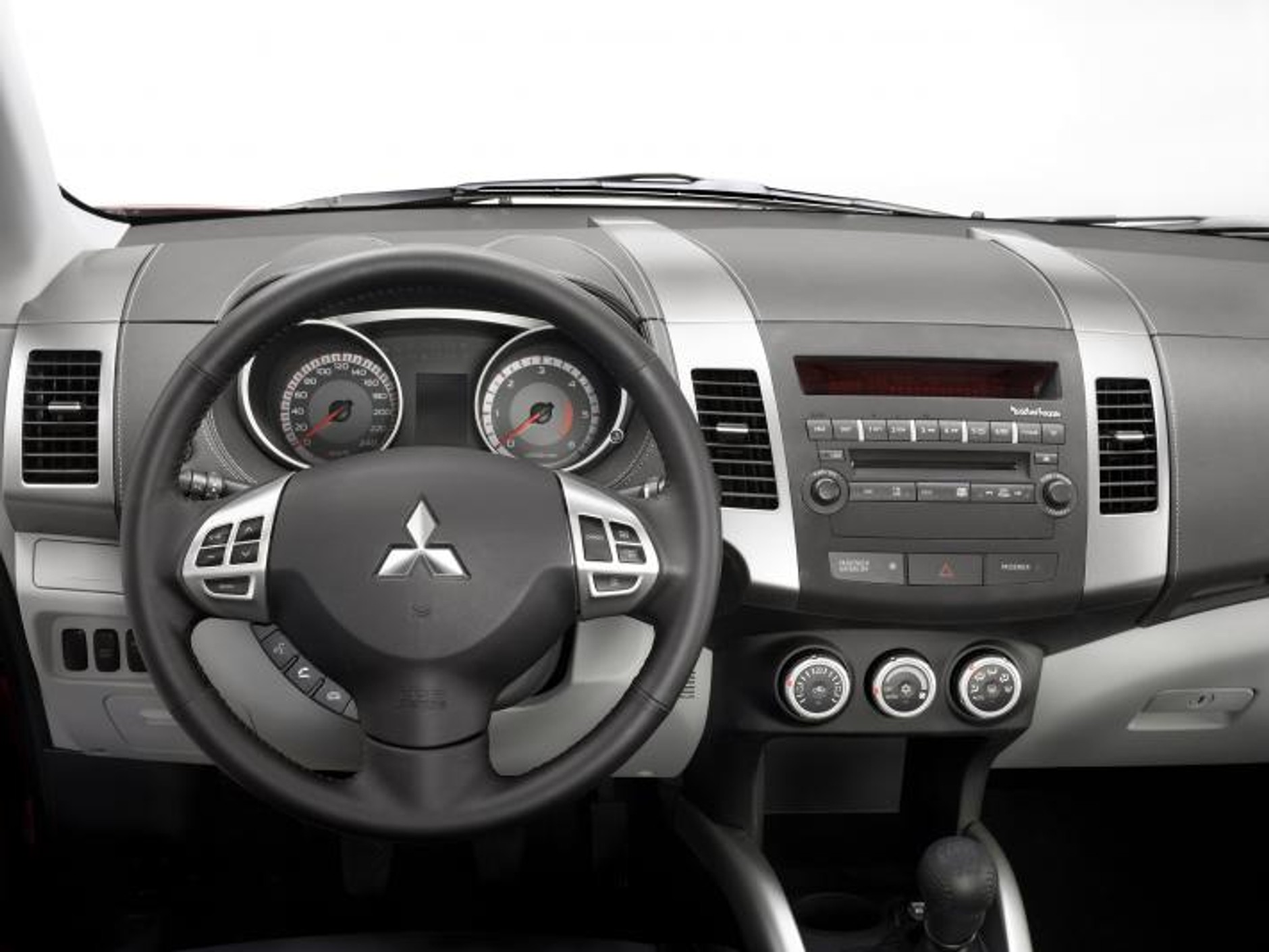 Paryż na żywo: Mitsubishi Outlander