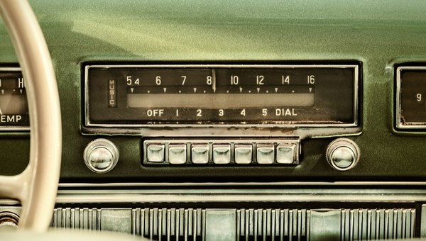 Stare radio samochodowe. Ładniejsze niż wielki ekran dotykowy?
