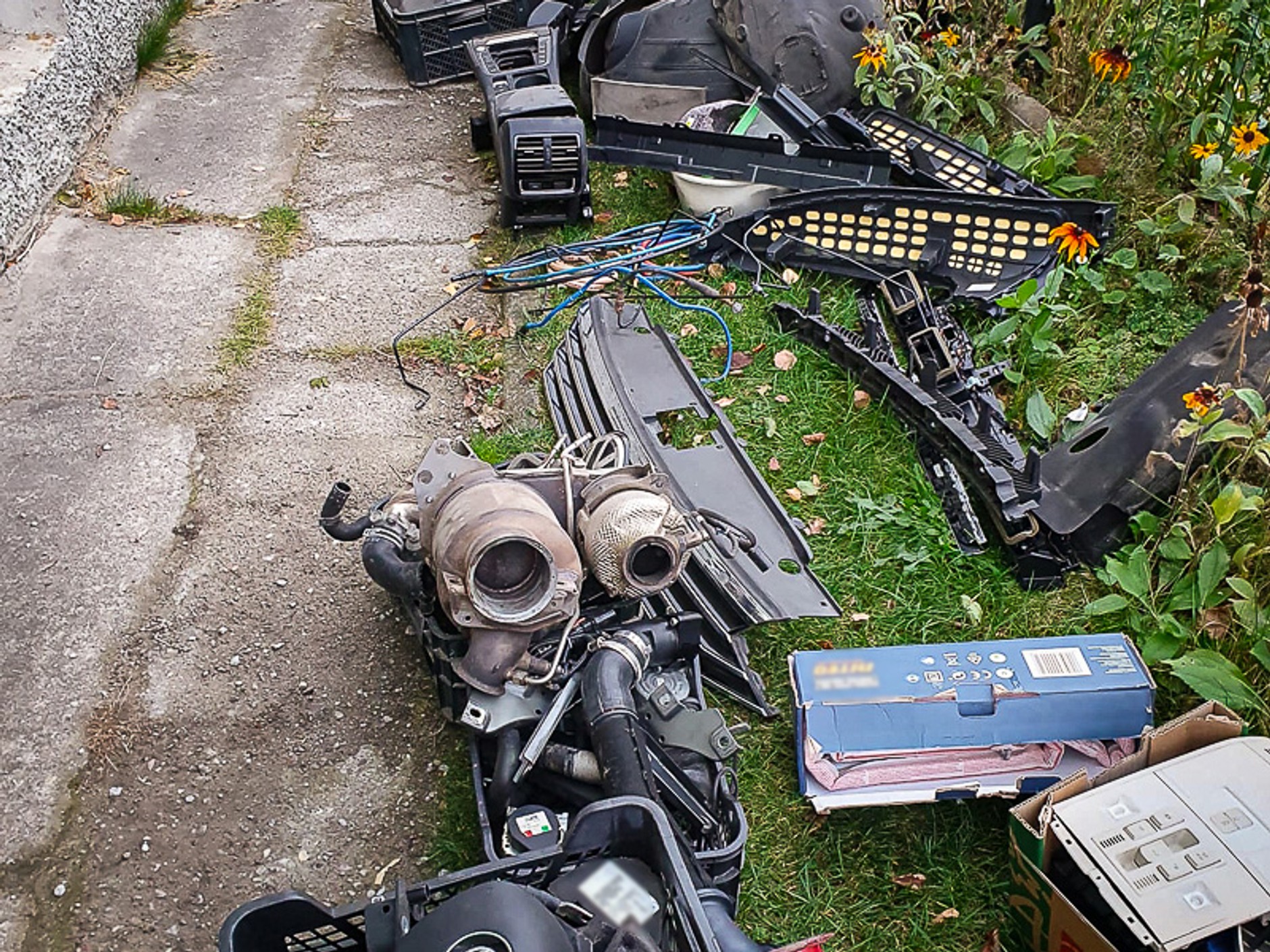 Funkcjonariusze znaleźli rozebranego Passata