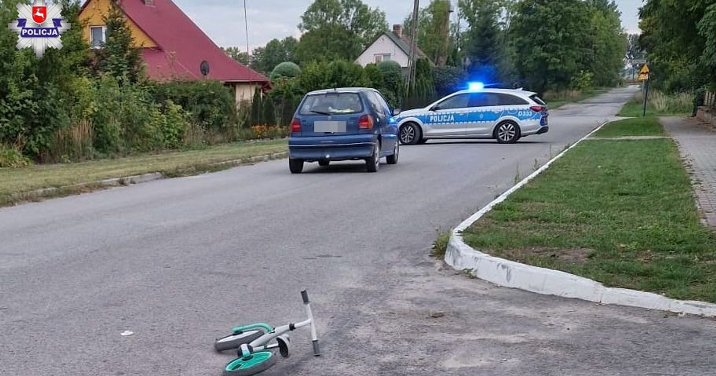 2-latek na rowerku biegowym uderzył w jadący samochód