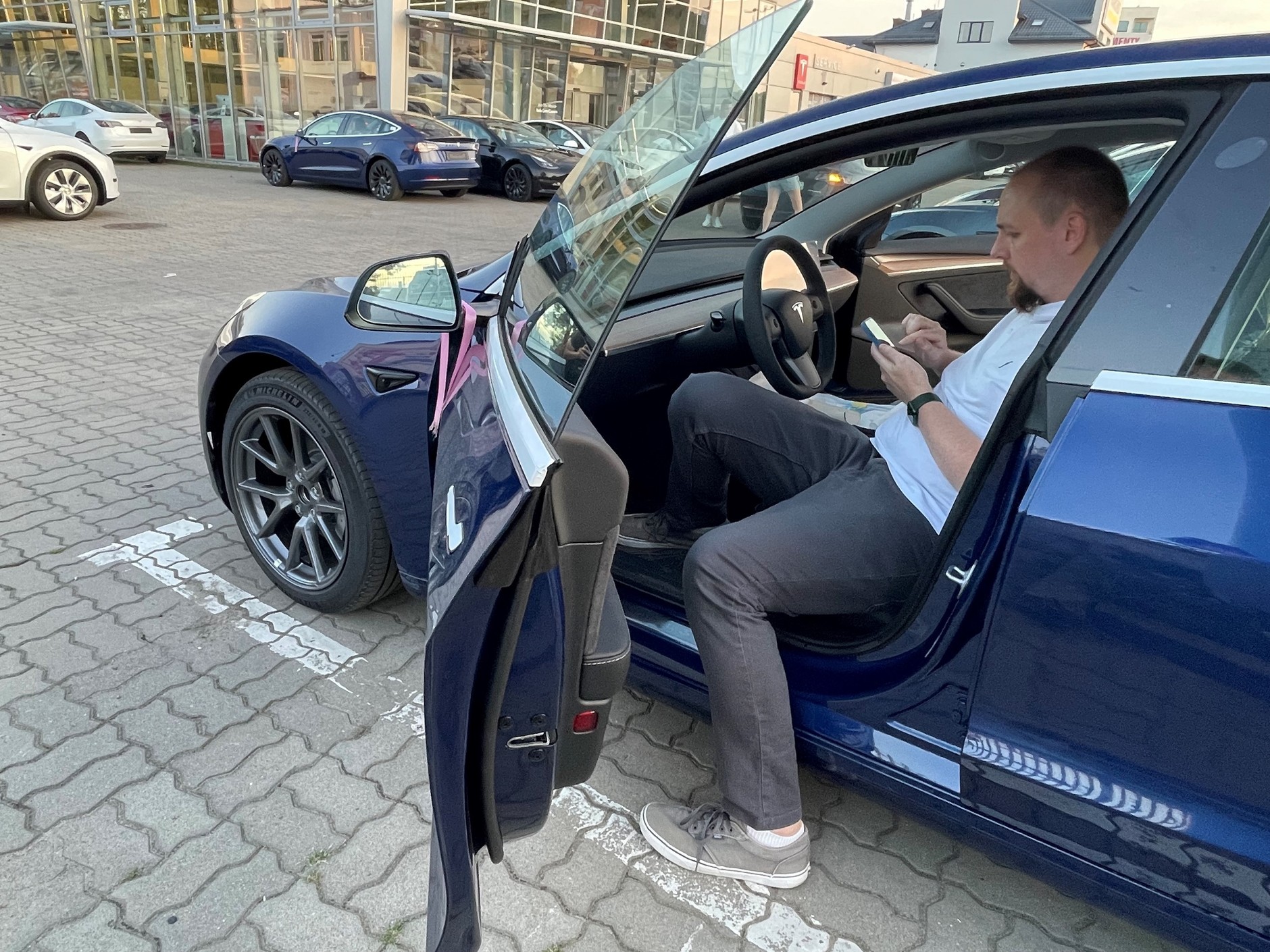 Pan Piotr odhacza punkty na liście kontrolnej w aplikacji