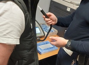 Zauważyli podejrzane zachowanie kierowcy. Mieszkańcy zabrali mu kluczyki