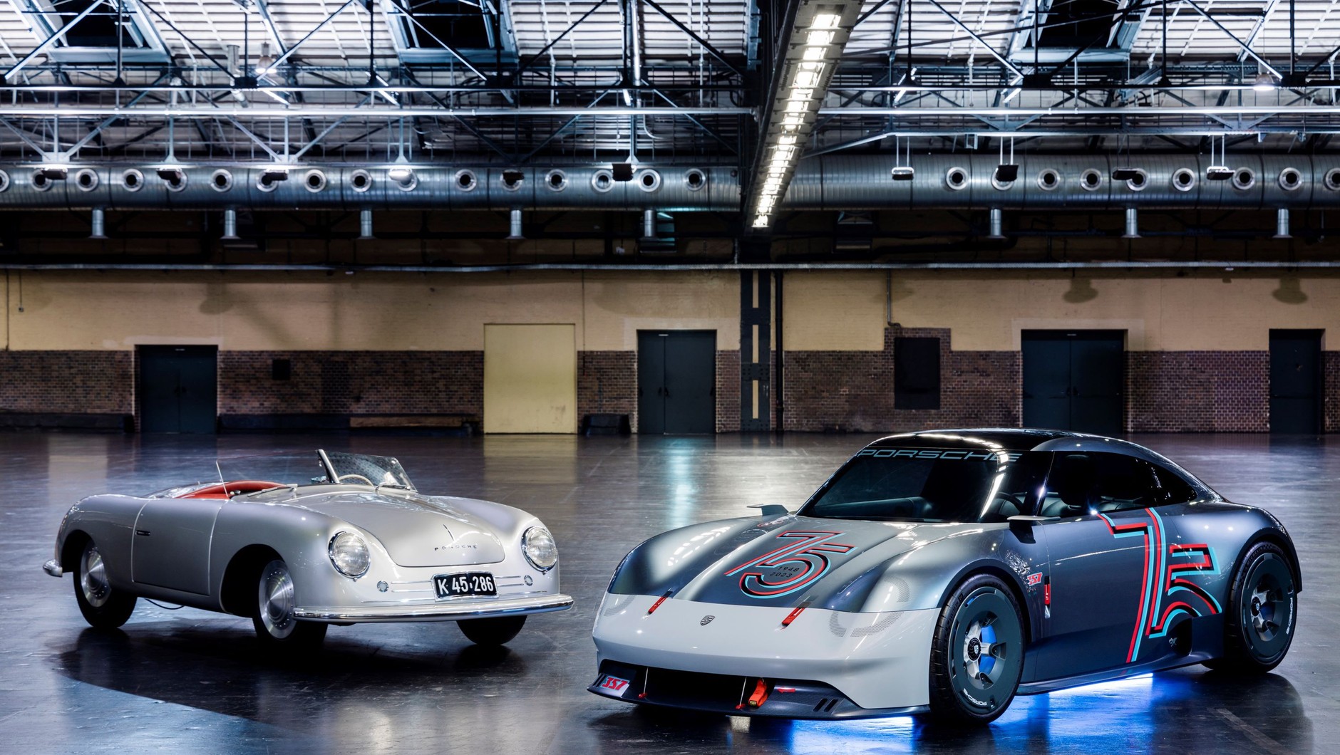 Porsche 356 No 1 Roadster (1948 r.; po lewej) i Porsche Vision 357 (2023 r.)