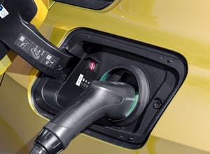 Hybrydy Plug-in palą 5 razy więcej, niż obiecują producenci i trują gorzej niż diesle? Tak, ale to nie wina samochodów!