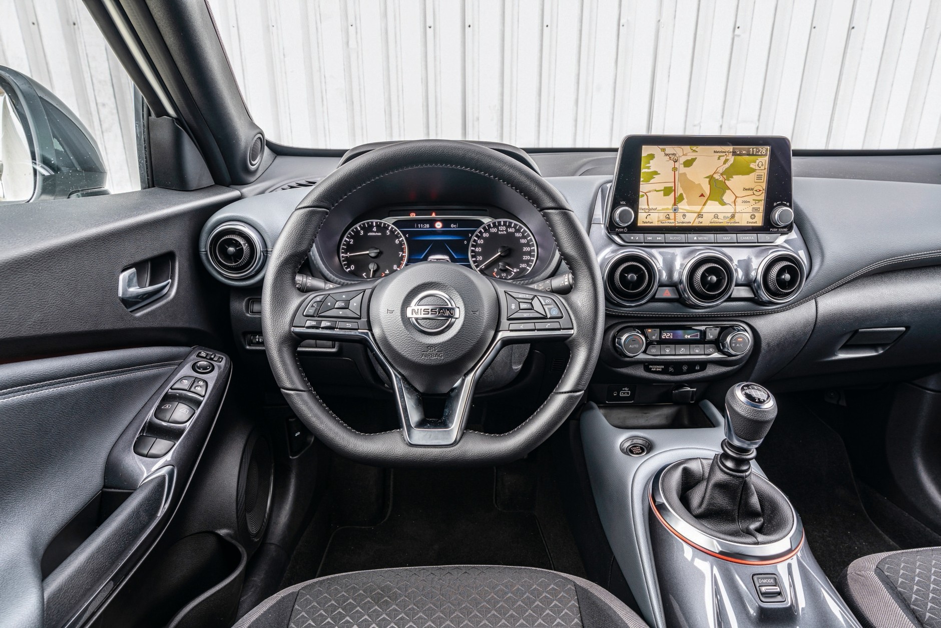 Nissan Juke 1.0 DIG-T - kokpit