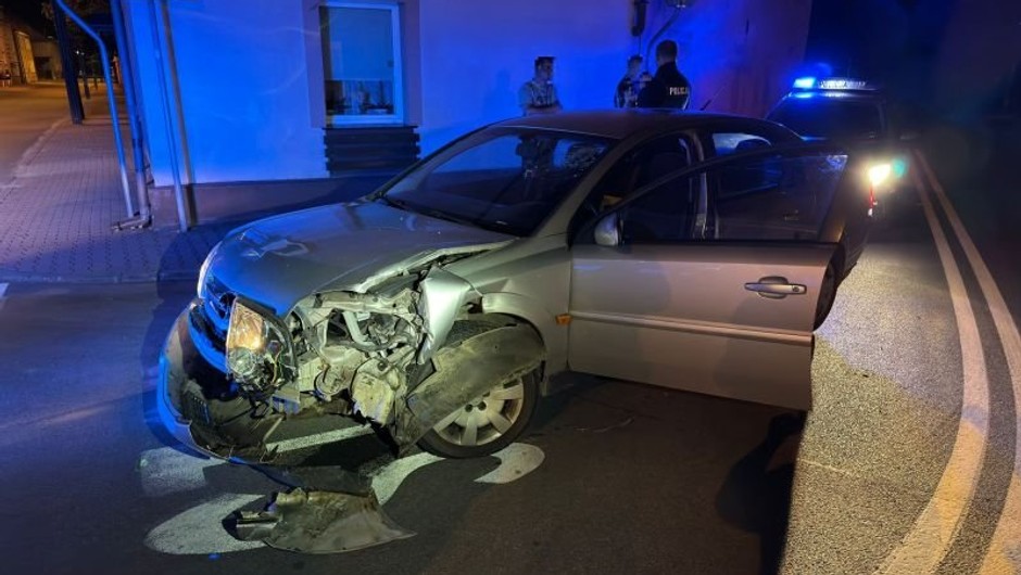 Policjanci zatrzymali kierowcę uszkodzonego Opla. "Wracał" z dożynek