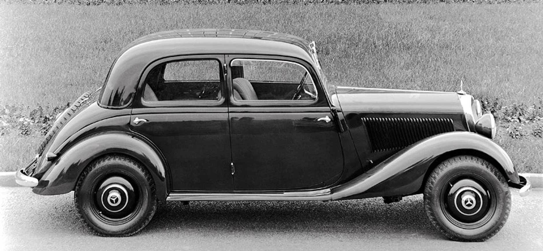 Mercedes-Benz E: historia gwiazdy klasy średniej wyższej (250 fotografii)