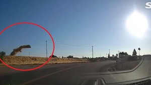 Małżeństwo jechało drogą w USA. Nagle zobaczyli lecący samochód [WIDEO]