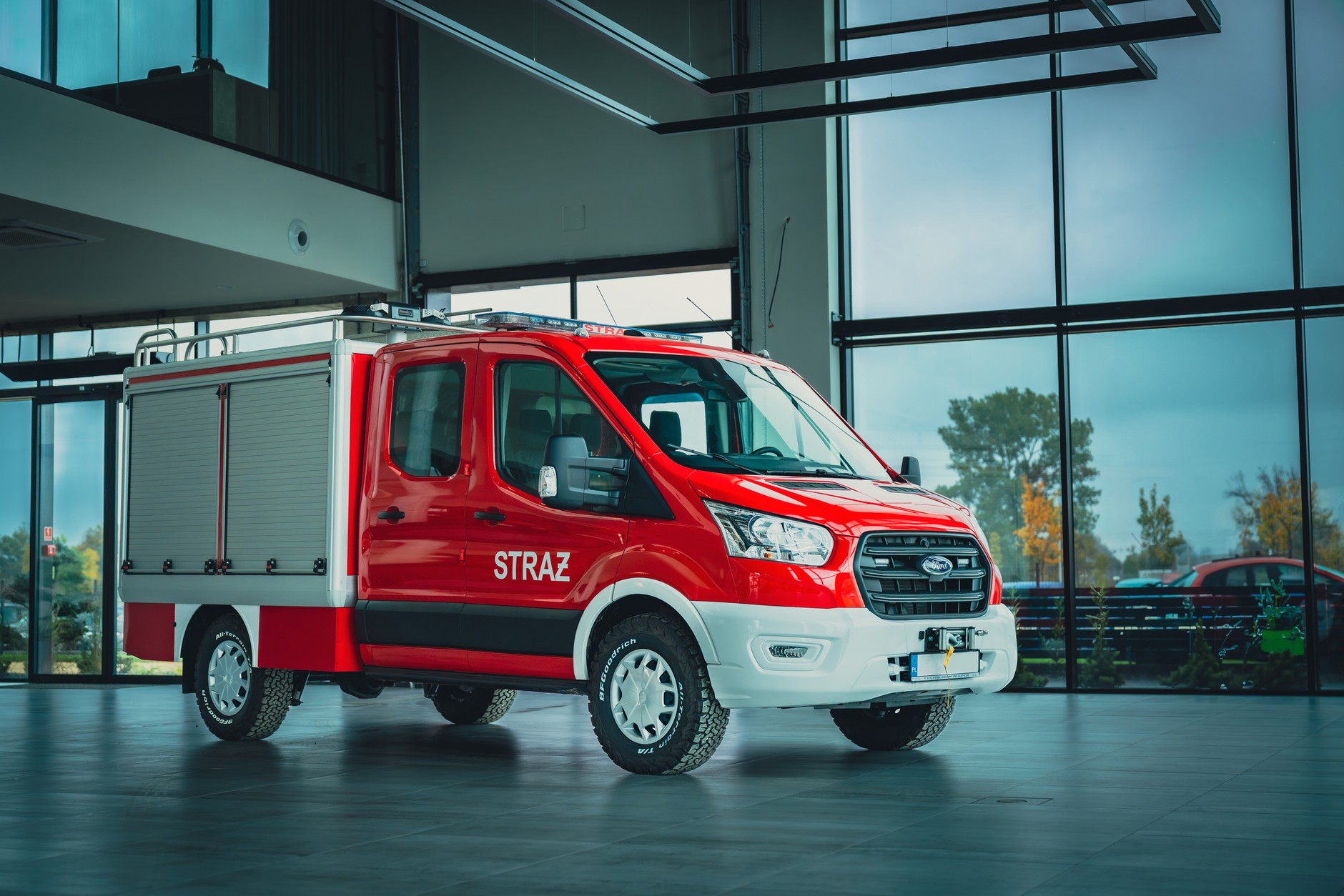 Ford Transit z podwójną kabiną i zabudową kontenerową dla Straży Pożarnej