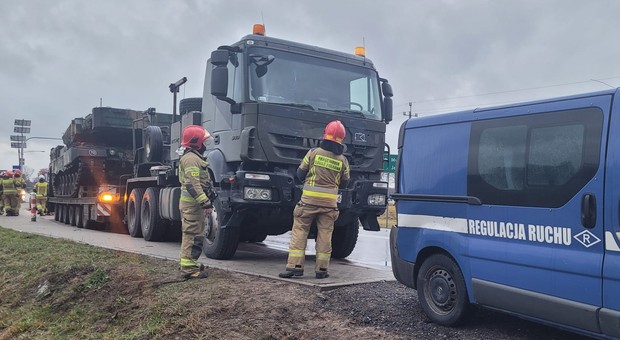 Niecodzienny wypadek na Mazowszu. Wymusił pierwszeństwo na kolumnie z czołgiem