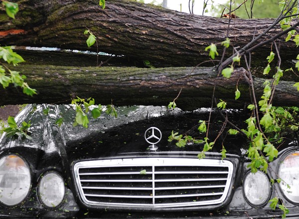 Jakie są szanse na odszkodowanie, gdy auto zostanie zniszczone przez wichurę?