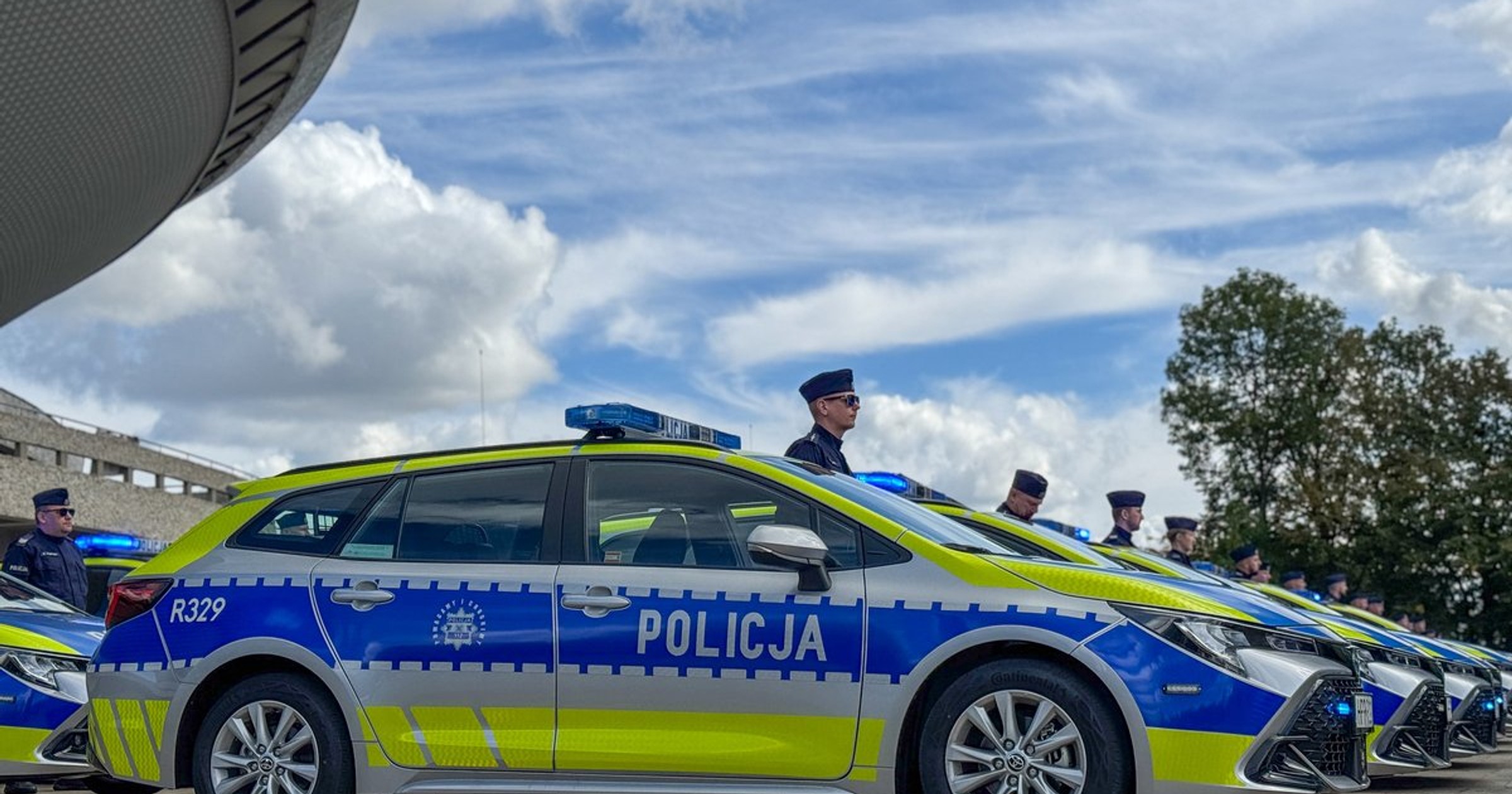 Policjanci ze Śląska dostali nowe radiowozy. Są hybrydowe