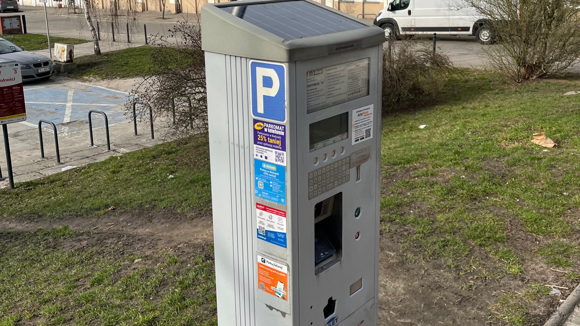 A oto miejski parkomat w centrum Kielc