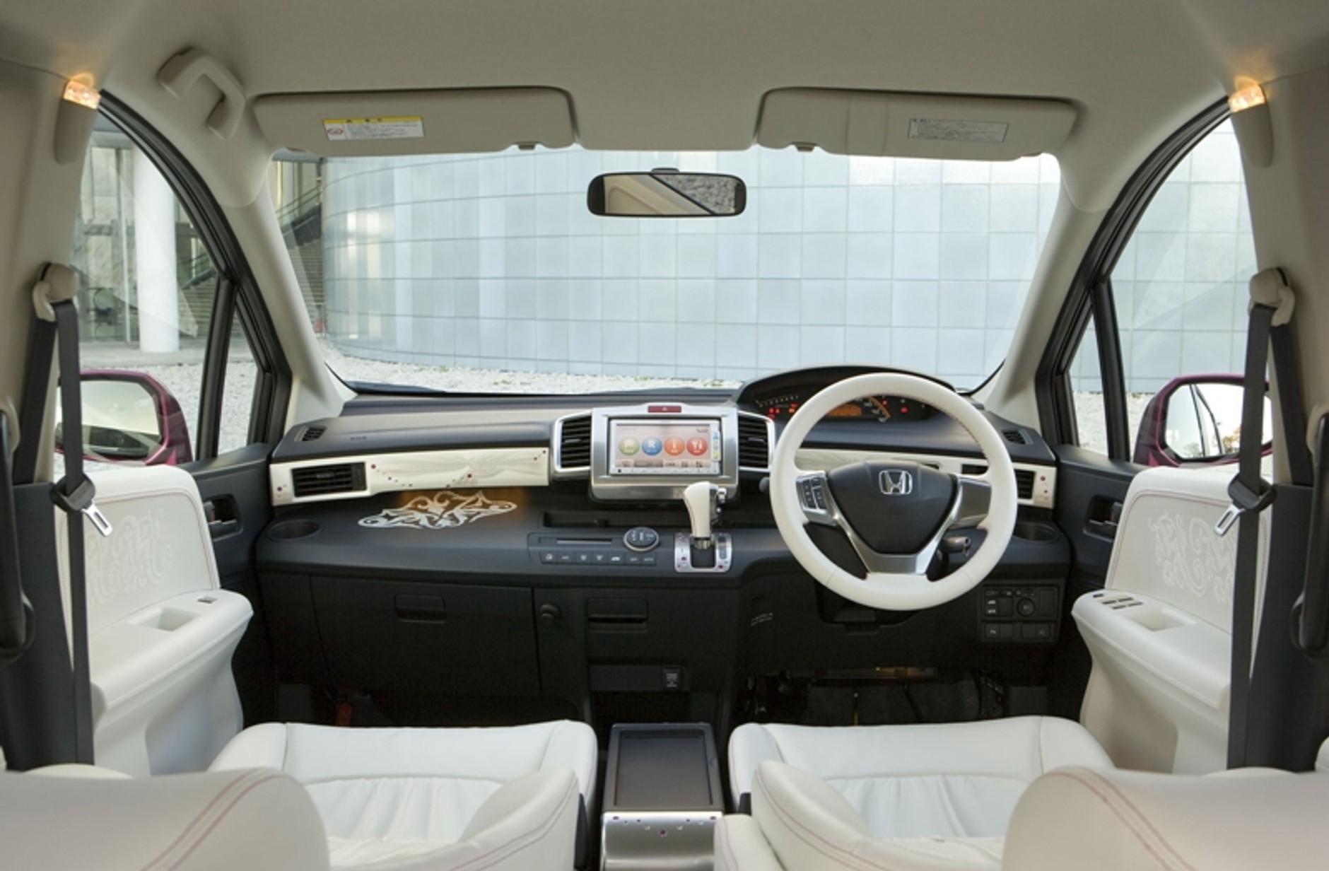 Które auto ma tak odjechane kołpaki?