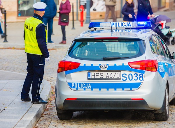 Kierowca potrącił policjanta kierującego ruchem w Poznaniu i odjechał
