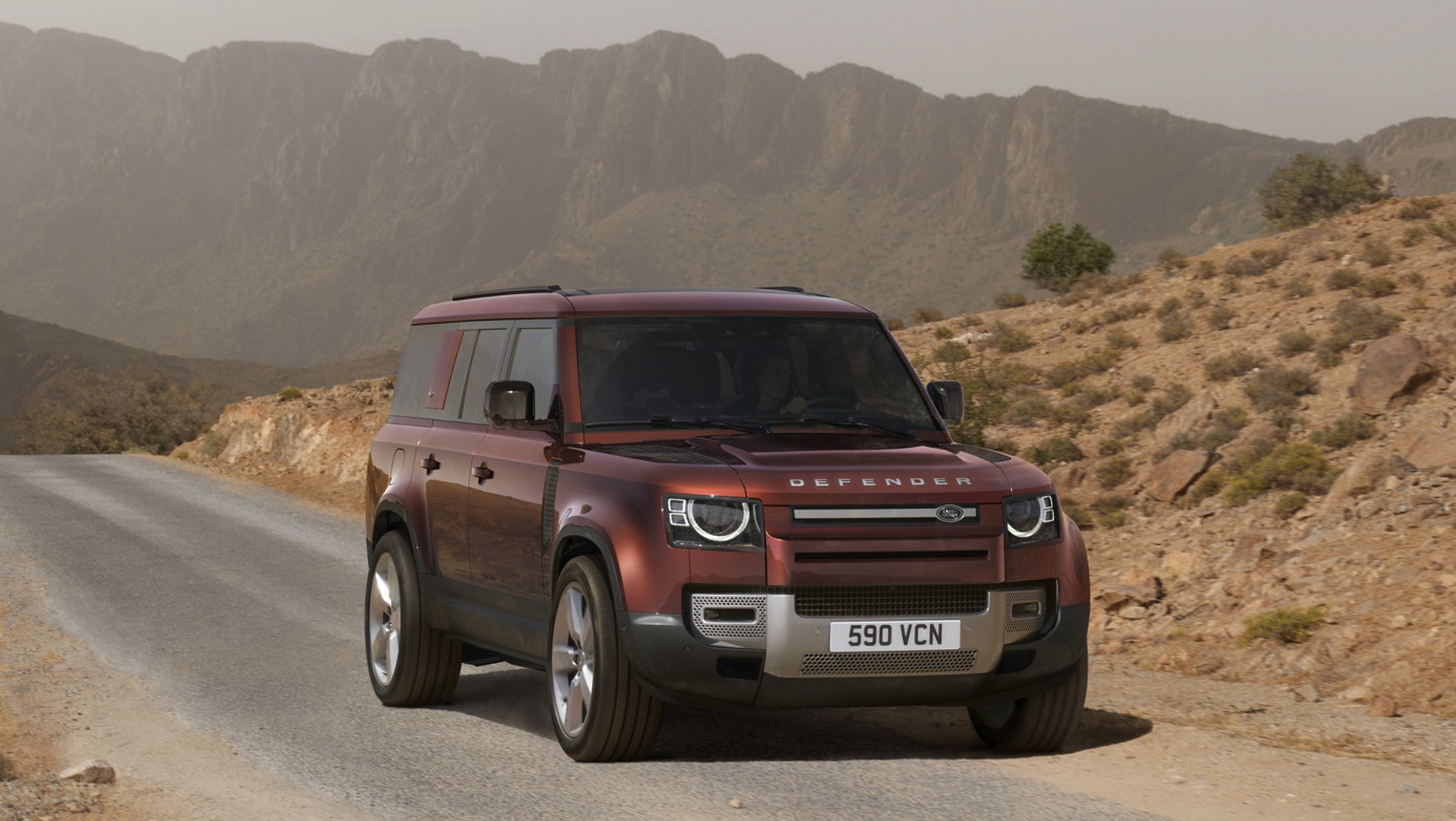 Land Rover Defender 130 w kolorze Sedona Red