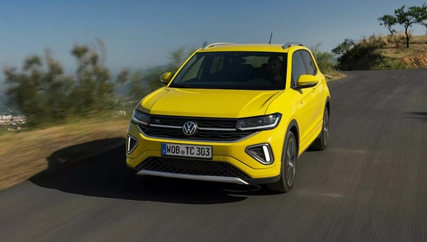 Odświeżony Volkswagen T-Cross wjeżdża do salonów. Zmieścił się w "stówce"? [Ceny]