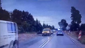 Kierowca ciężarówki nie spodziewał się, kto za nim jedzie i wszystko obserwuje [WIDEO]