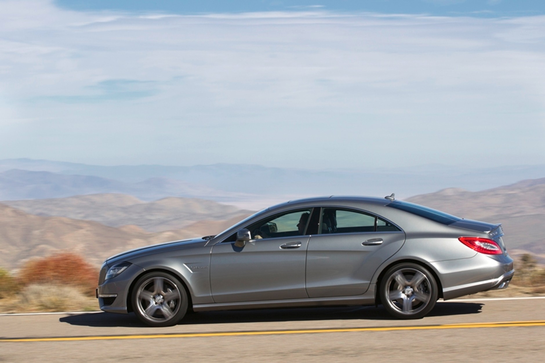 Mercedes CLS63 AMG ma rozdwojoną jaźń i świetnie wychodzi na zdjęciach