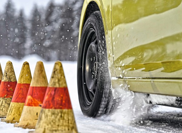 Celowo założyli opony na odwrót, a potem wszystko zmierzyli. Wyniki testu zaskoczyły
