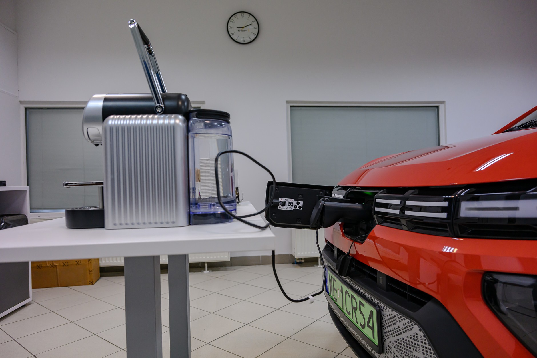 Nowa Dacia Spring 2024 – możliwość zasilania np. ekspresu do kawy