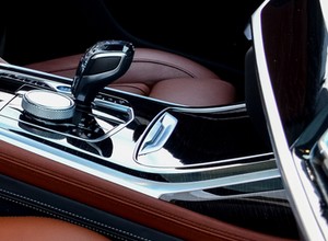 W BMW X7 rozlana kawa może skończyć się holowaniem i drogą naprawą